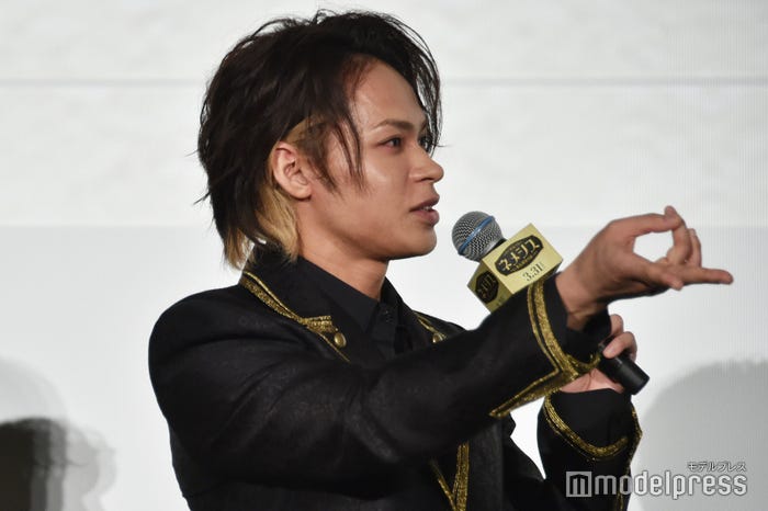 現場でノリノリでギャルピースしていた上田竜也(C)モデルプレス