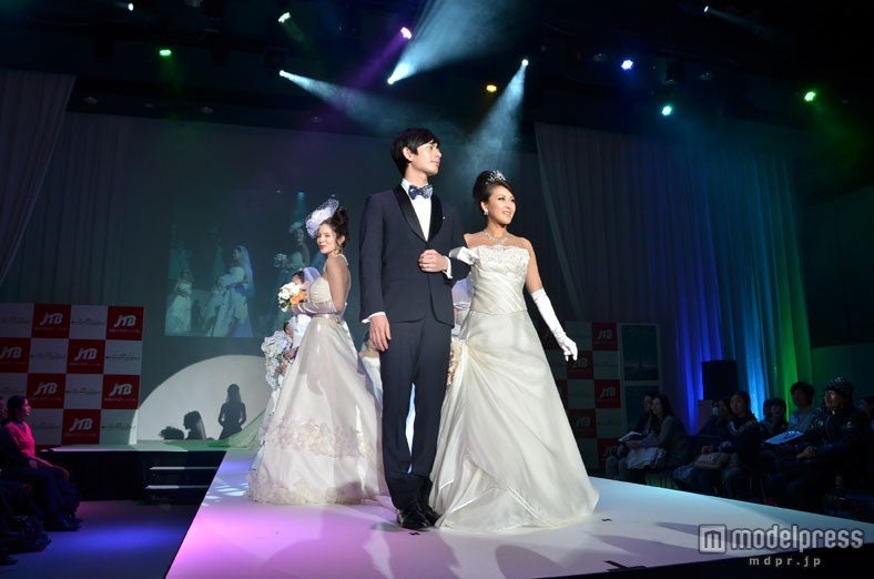 ウエディングドレスファッションショーの様子