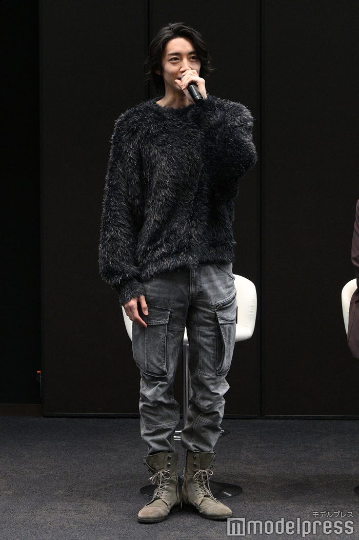 劇中の「カット」に何度も騙されそうになる長妻怜央(C)モデルプレス