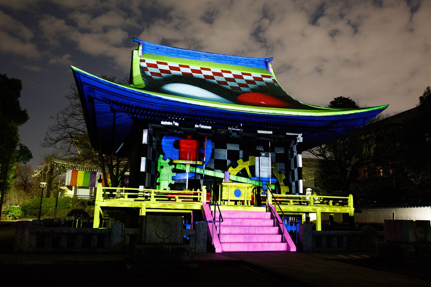 円融寺で大晦日“除夜の鐘マッピング” お堂が幻想的な光のアートに