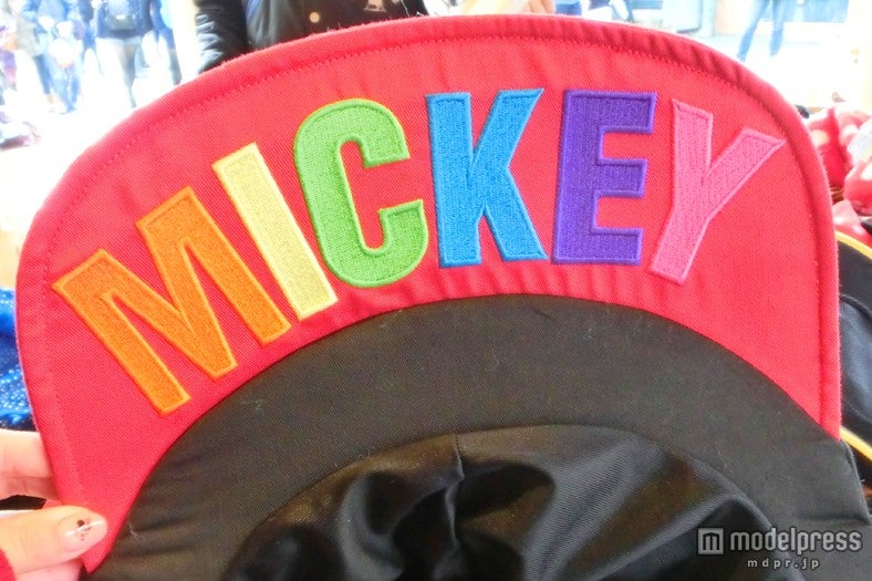 裏にはカラフルなロゴ入り／ミッキー