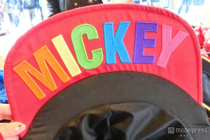 裏にはカラフルなロゴ入り/ミッキー