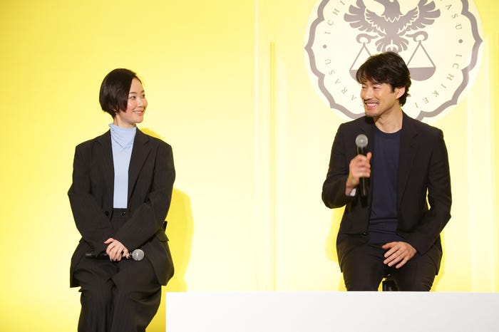 黒木華、竹野内豊(C)フジテレビ