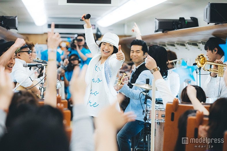 ドリカム、新幹線で疾走“サプライズライブ” ファン涙＆興奮で夢の空間に