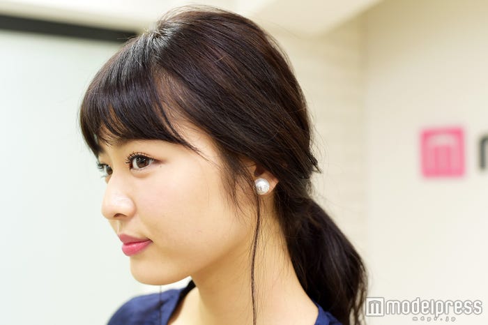 パールのイヤリングがお気に入り!(C)モデルプレス
