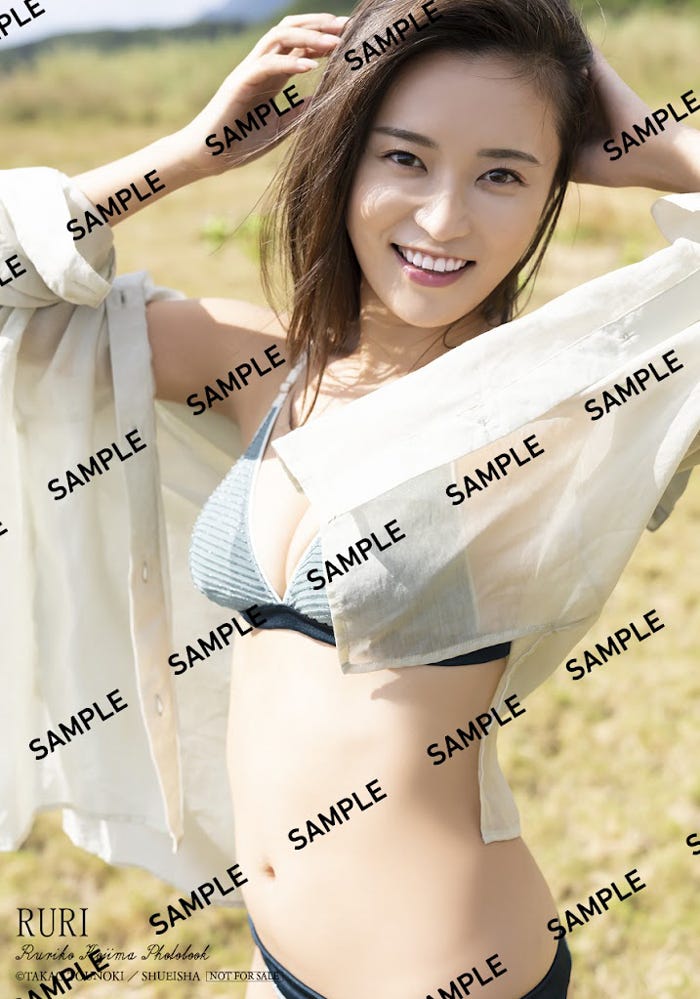 小島瑠璃子写真集『瑠璃(るり)』HMV&BOOKS online特典生写真(C)唐木貴央/週刊プレイボーイ