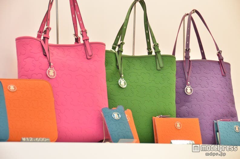 秋冬新作のラバー素材のバッグもベアモチーフ