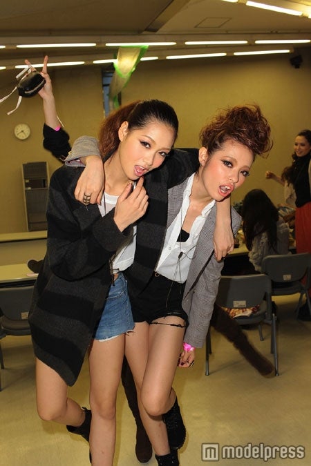 （左から）谷川りさこ、中村瑠璃奈