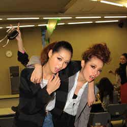 (左から)谷川りさこ、中村瑠璃奈