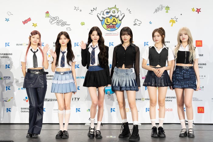 IVE(左から)レイ、ガウル、ウォニョン、ユジン、イソ、リズ「KCON LA 2023」DAY 1 RED CARPET(C)CJ ENM Co., Ltd, All Rights Reserved