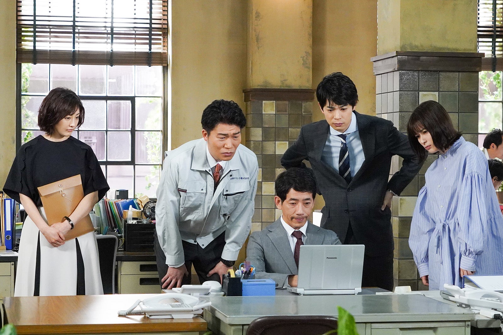 常盤貴子、高橋努、野間口徹、渡辺大知、芳根京子／「それってパクリじゃないですか？」第4話より（C）日本テレビ