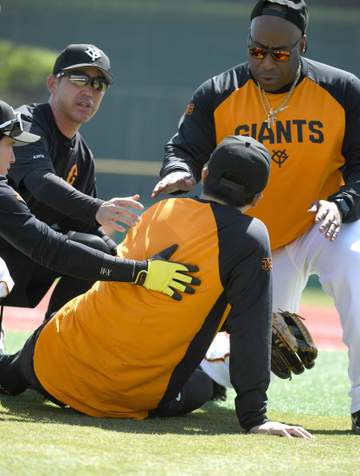 巨人にまさかのアクシデント 泉口の顔面にボール直撃 グラウンドから救急車で運ばれる キャッチボール中に負傷 2軍戦出場の石塚が急きょ長野へ