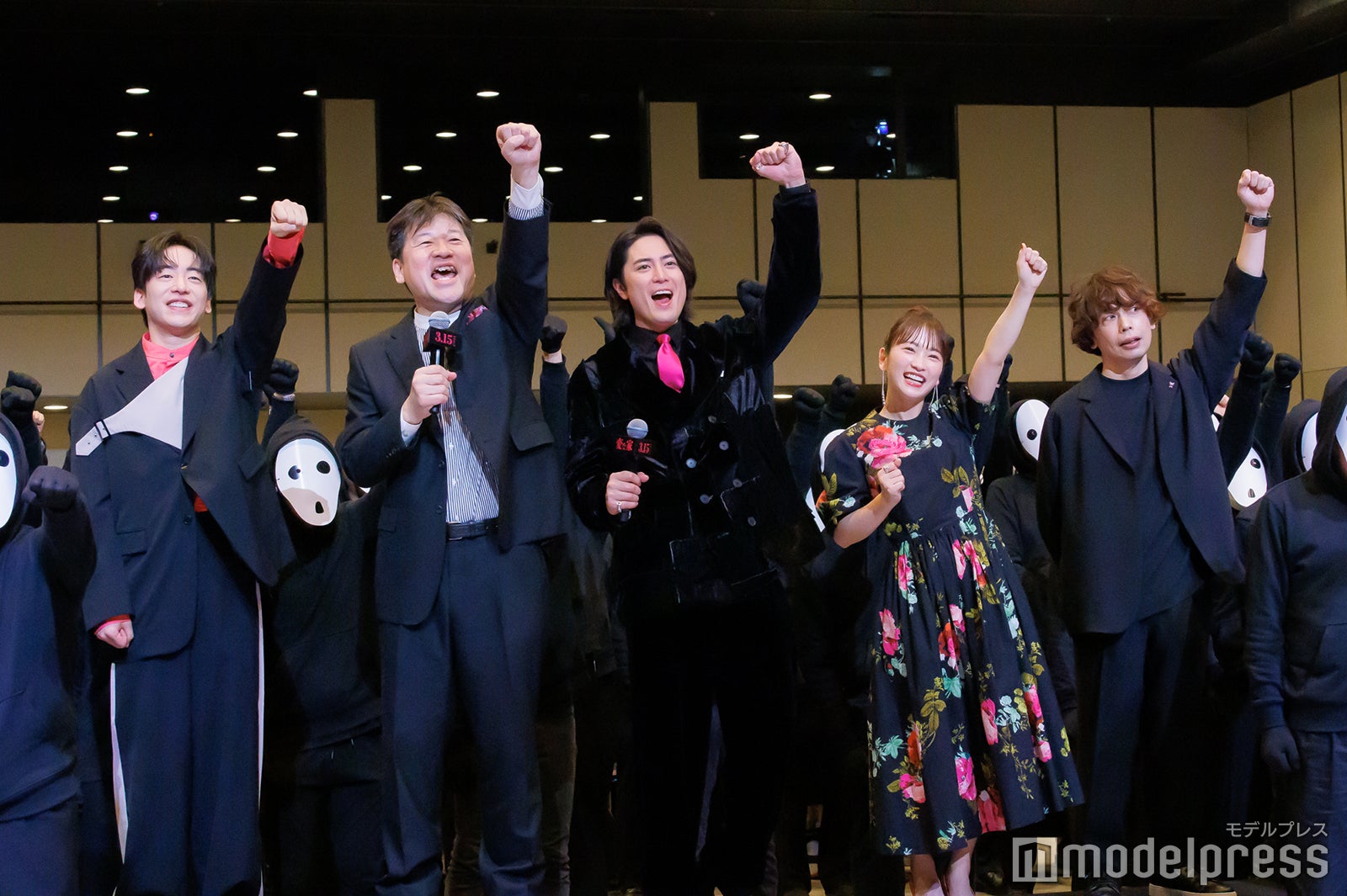 （左から）DJ松永、佐藤二朗、間宮祥太朗、川栄李奈、石川淳一監督（C）モデルプレス