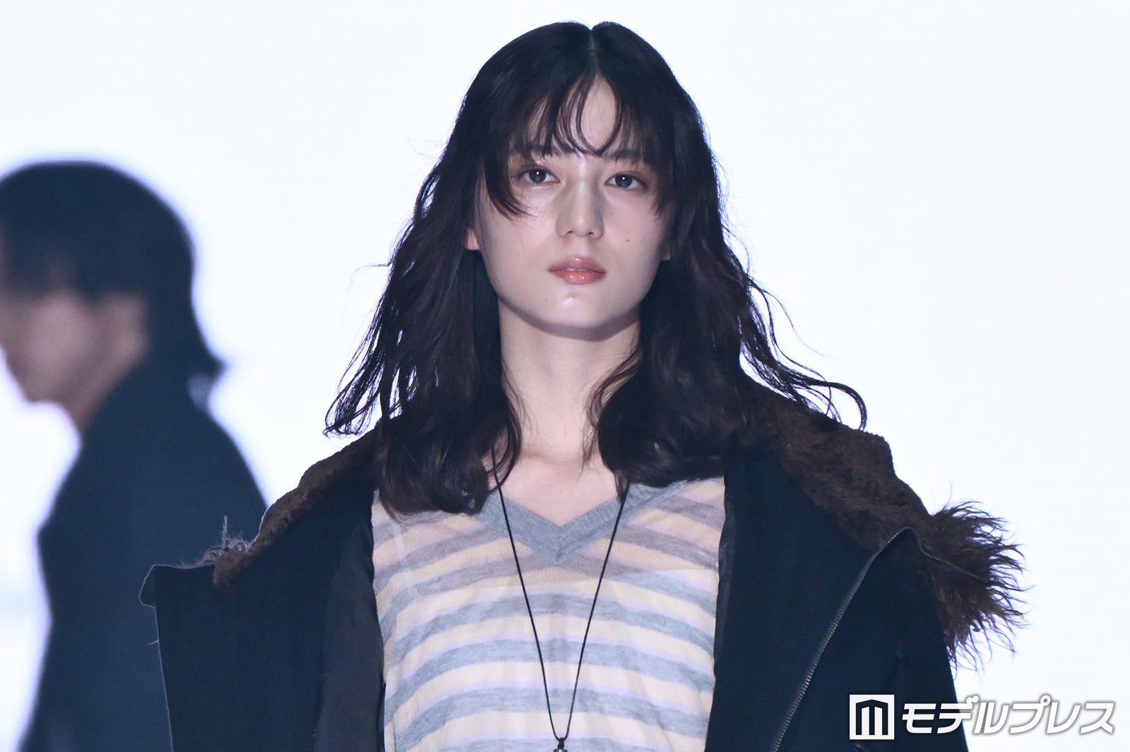 日向坂46小坂菜緒、モードコーデで存在感放つ アンニュイな表情で観客魅了【TGC2026A/W】