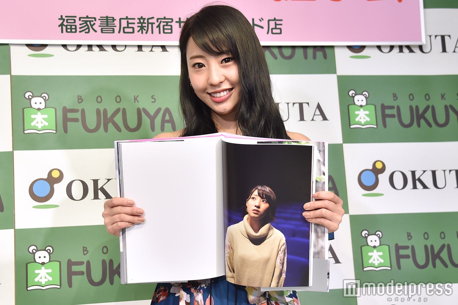 お気に入りの一枚を紹介する藤江れいな（C）モデルプレス