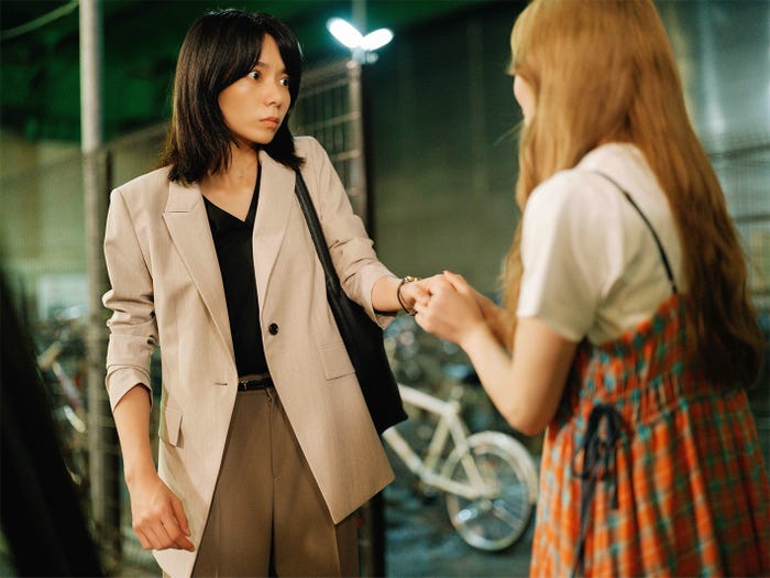 森カンナ、加藤史帆(C)「彩香ちゃんは弘子先輩に恋してる」製作委員会・MBS/第5話より