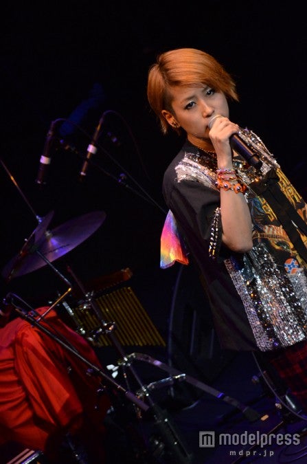 ステージで熱唱するIMALU