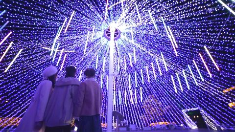 2015年のイルミネーションの様子（C）SPACE WORLD，INC．（C）2016 SUSUMU MATSUSHITA ENTERPRISE