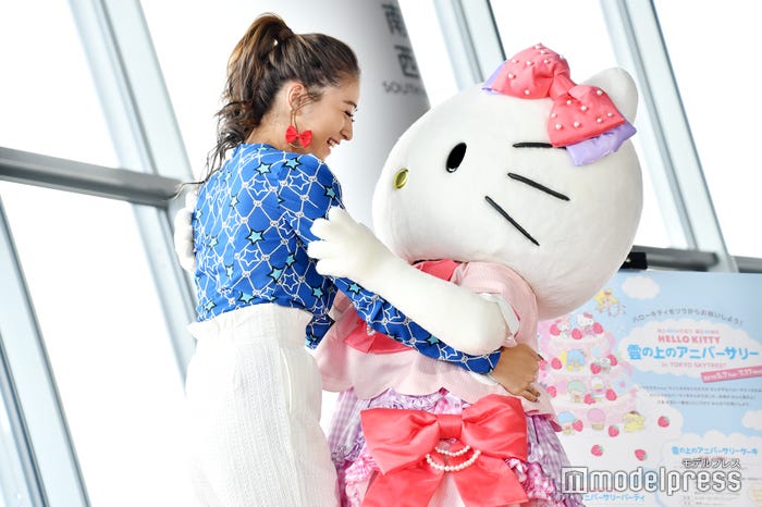 キティちゃんとハグをするみちょぱ(C)モデルプレス
