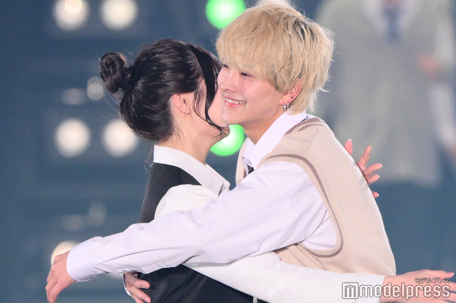 「今日好き」“けんみあ”藤田みあ＆中村健太朗カップル、ランウェイ上で大胆頬キス【関コレ2025S/S】