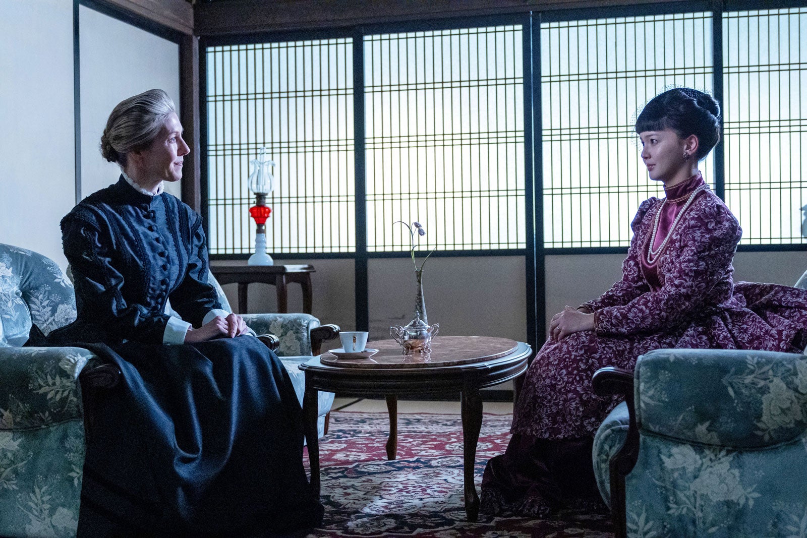 エマ・ハワード、多部未華子「風、薫る」第56話（C）NHK
