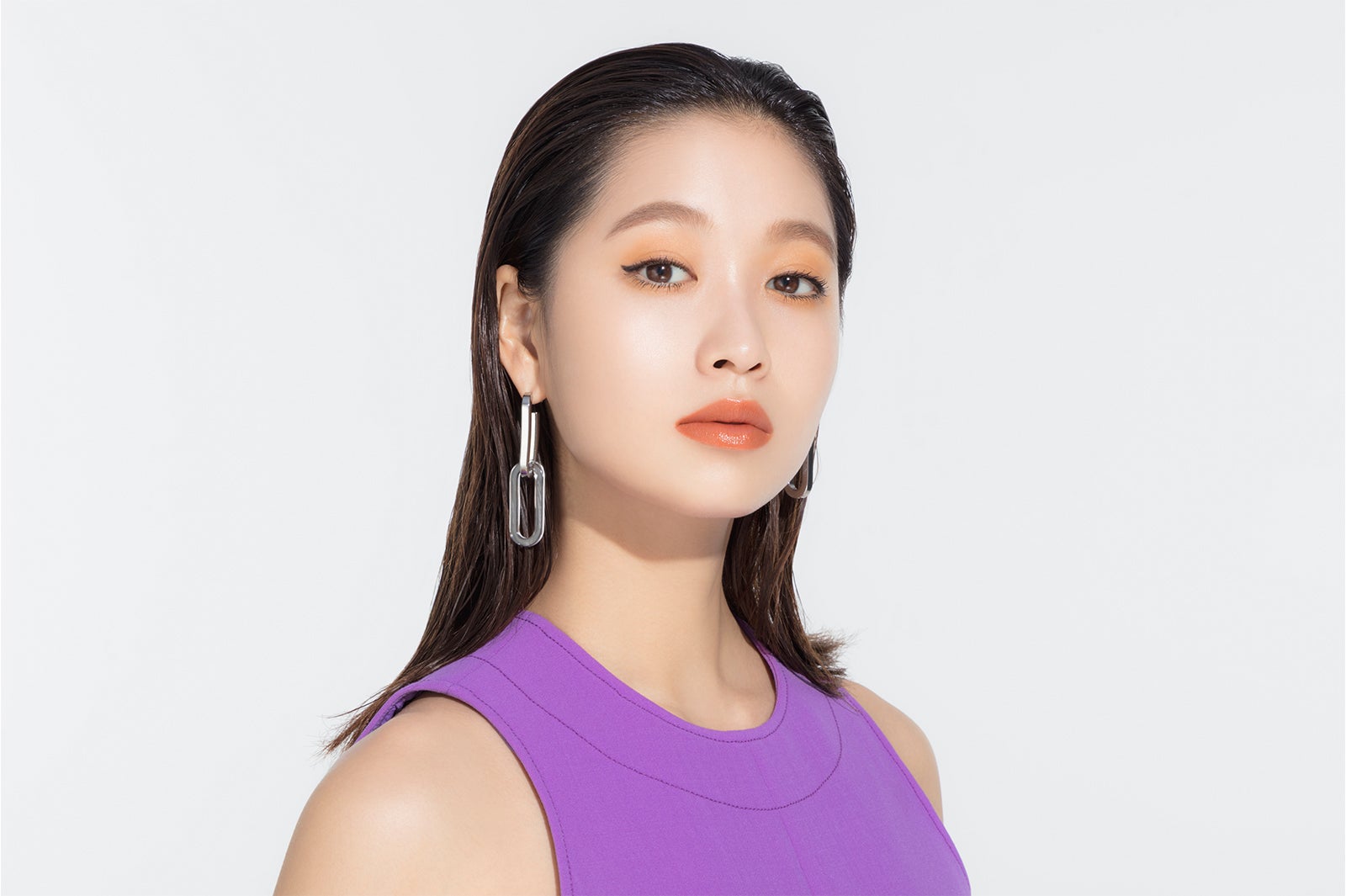 「ミニエアリーディップパウダー03 洗練BEIGE」 「ミニウォータリールージュ06　Saturday」使用イメージ（提供写真）