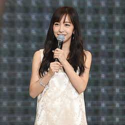 モデルプレス - 板野友美、黒髪で初ランウェイ 神戸コレクションに降臨<神戸コレクション2015S/S>