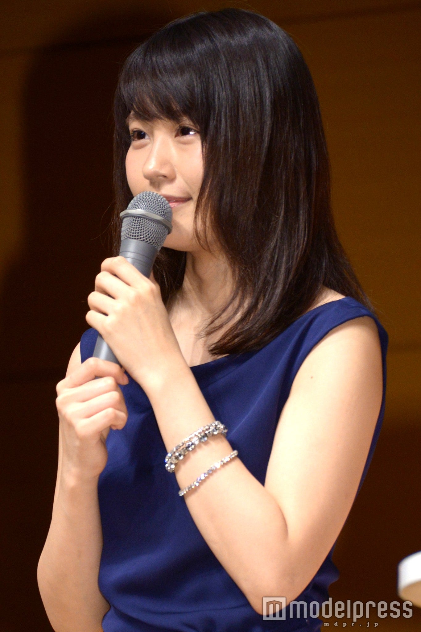 シルバーのブレスレットは重ねづけで華やかに（C）モデルプレス