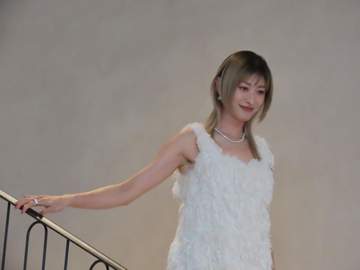 山田優 白のノースリーブドレス＆艶髪姿で登場、会場もどよめき「新しい自分を見るためにいろいろな髪形を」