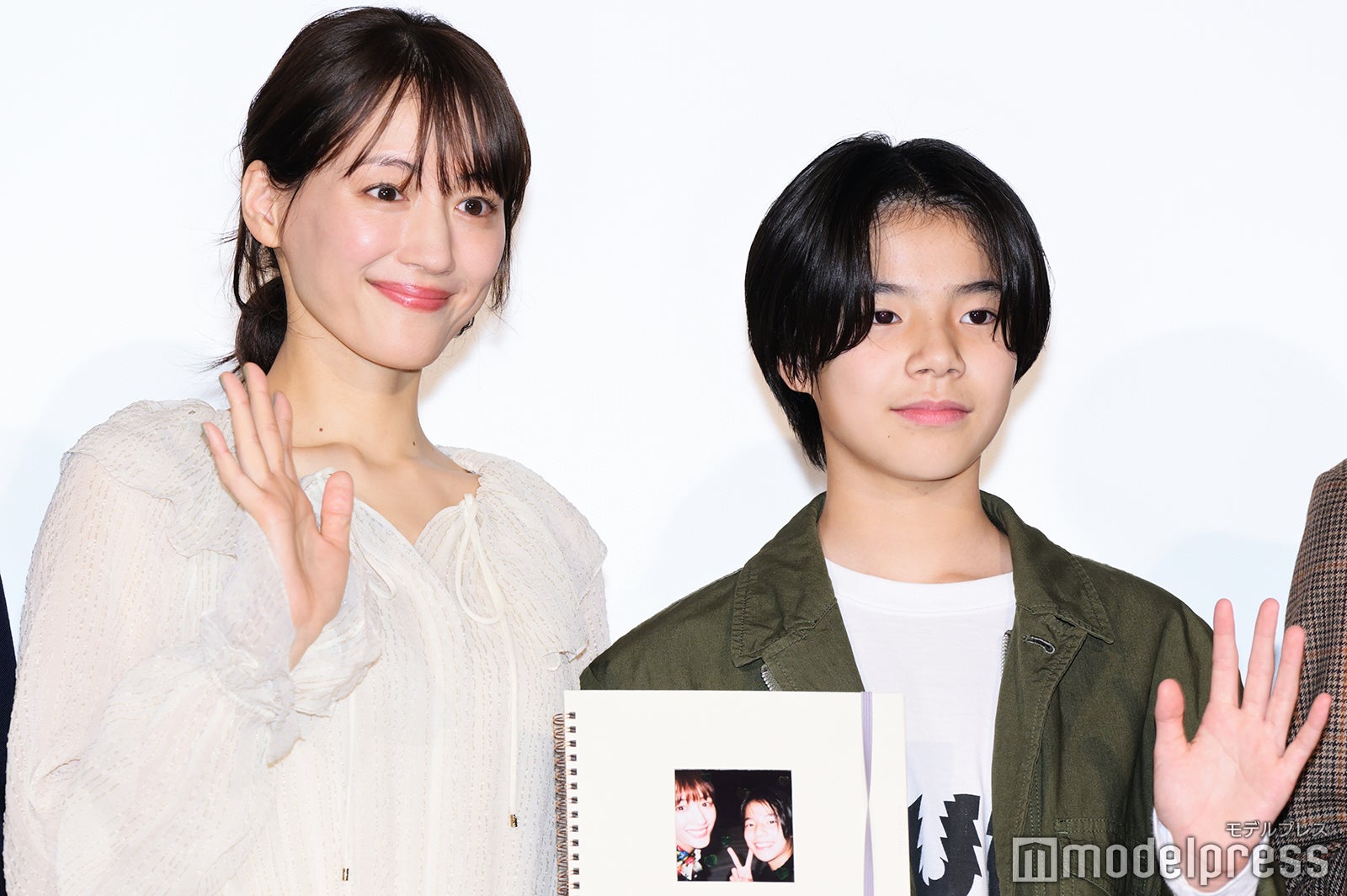 綾瀬はるか、大沢一菜（C）モデルプレス