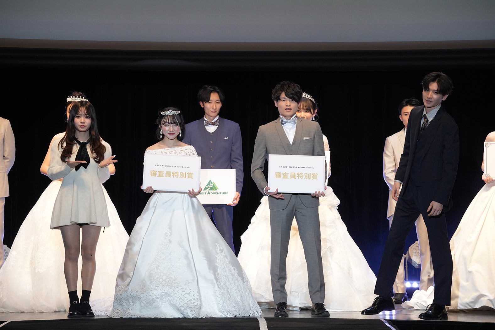 （中央左から）村上佳蓮さん、福嶋人和さん（提供写真）