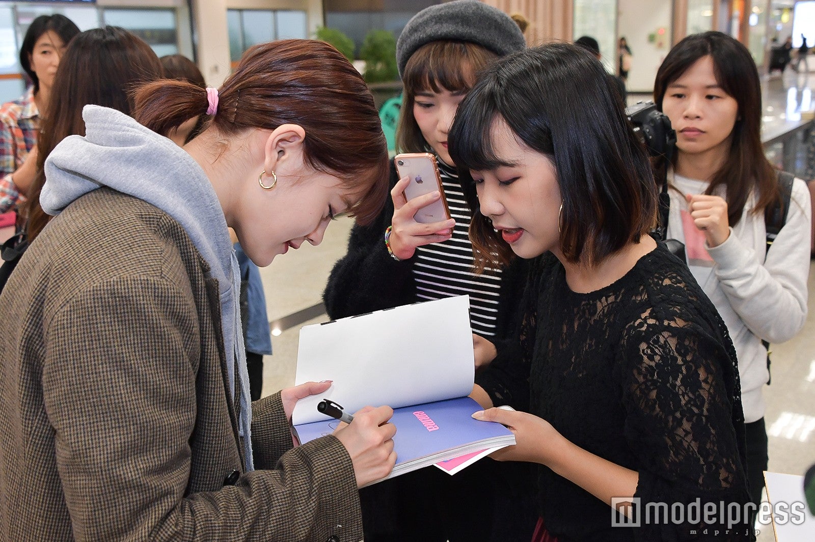 emma（左）（C）モデルプレス