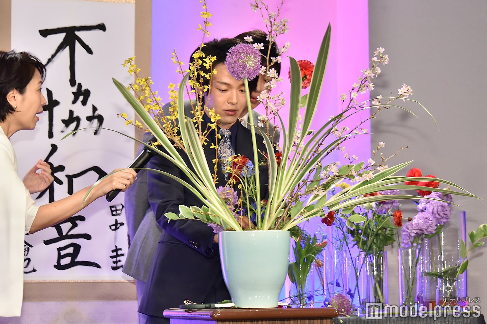 青い花を生ける中村倫也の様子を後ろからうかがう田中圭（C）モデルプレス