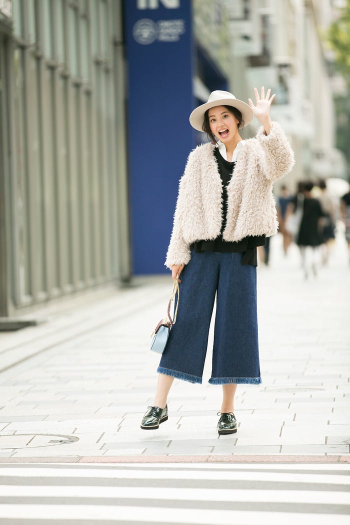 シャツセットニット¥3,990/SEVENDAYS=SUNDAY(SEVENDAYS=SUNDAY 新宿店) ファーコート¥6,990/AG by aquagirl デニムワイドパンツ¥5,990/PUNYUS(WEGO) つば広ハット¥39,000/AULA AIL(DraSTic) バイカラーポシェット¥12,800/STACCATO(バロックジャパンリミテッド) ウィングチップレースアップシューズ¥14,500/ダイアナ(ダイアナ 銀座本店)(C)TOPLOG