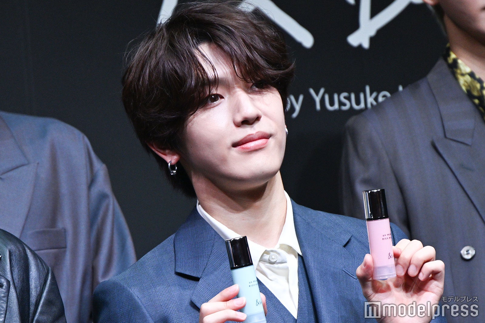両手で商品をアピールする高塚大夢（C）モデルプレス