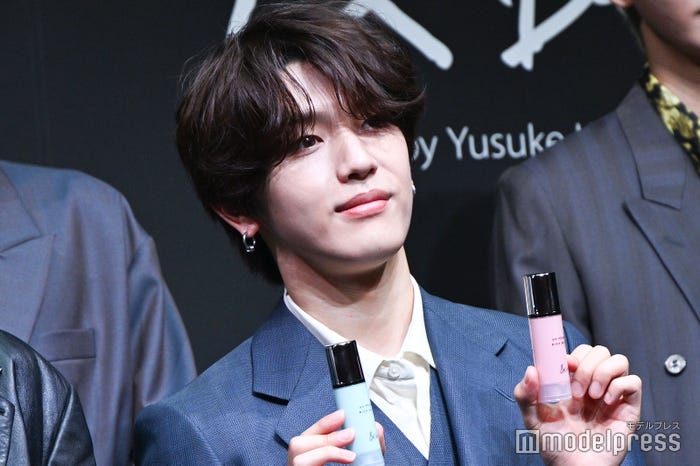 両手で商品をアピールする高塚大夢(C)モデルプレス