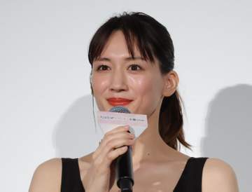 綾瀬はるか デコルテさく裂！まぶしすぎるって！衝撃の透明感と黒ドレスが魅惑のコントラスト