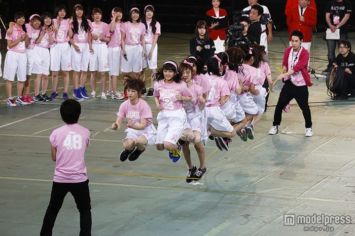 チームA、大縄跳びで大苦戦?/(C)AKS