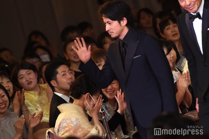 観客に手を振る岡田准一 (C)モデルプレス