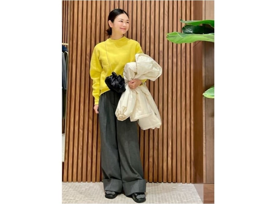 【OKコーデ】きれい色のスウェットを合わせて変化をつけて　出典：WEAR