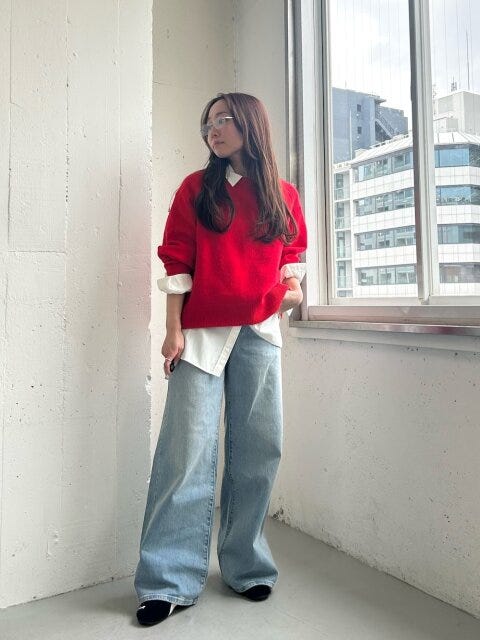 シャツレイヤードコーデ 2025冬大人女性赤ニットシャツレイヤードコーデ