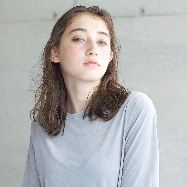ミディアム パーマ 前髪なしスタイル特集 大人女性におすすめの髪型 モデルプレス ミディアム パーマ 前髪なしスタイル特集 大人女性におすすめの髪型 モデルプレス