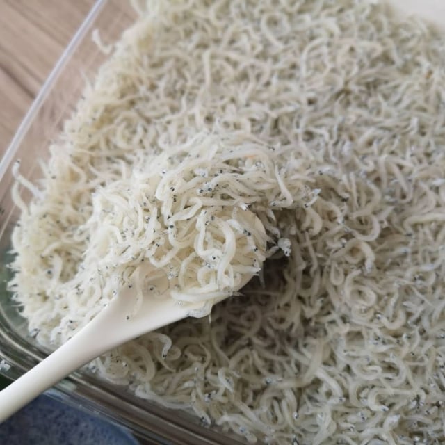 スプーンに取ったしらす干し