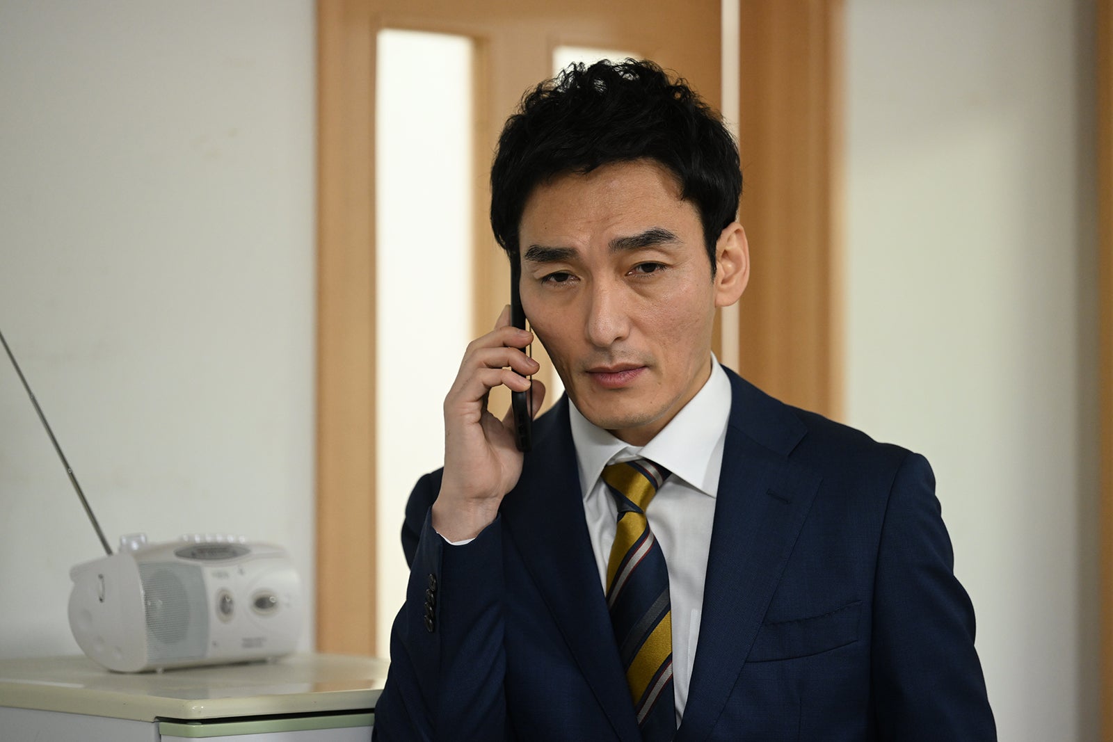 草なぎ剛 「罠の戦争」第5話より（C）カンテレ