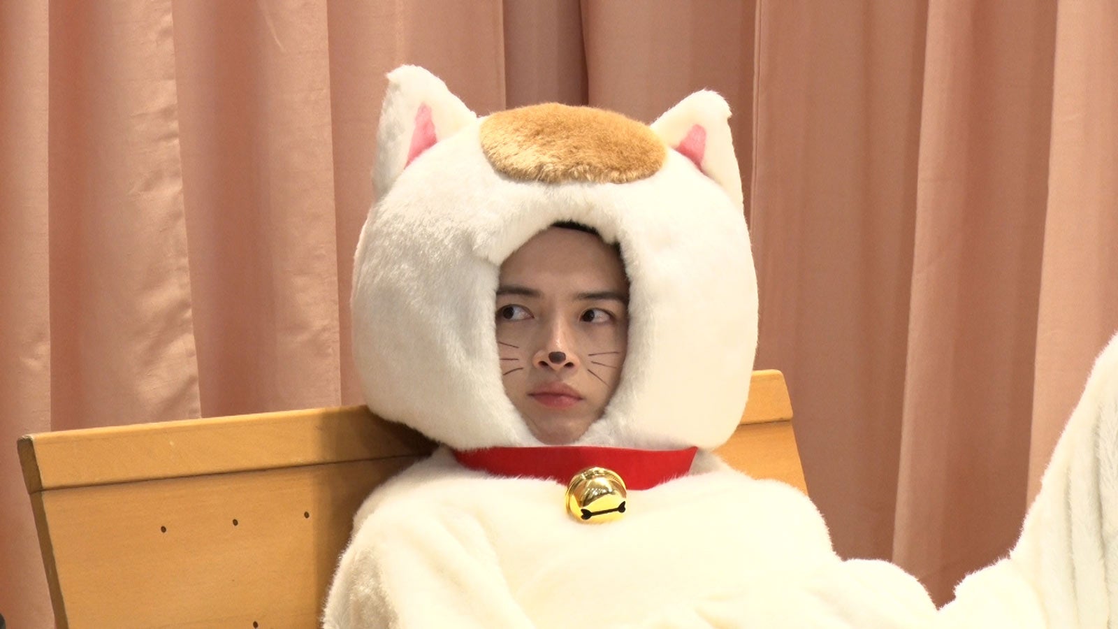 キスマイ玉森裕太、猫の着ぐるみ姿でキュン顔　新作コント披露