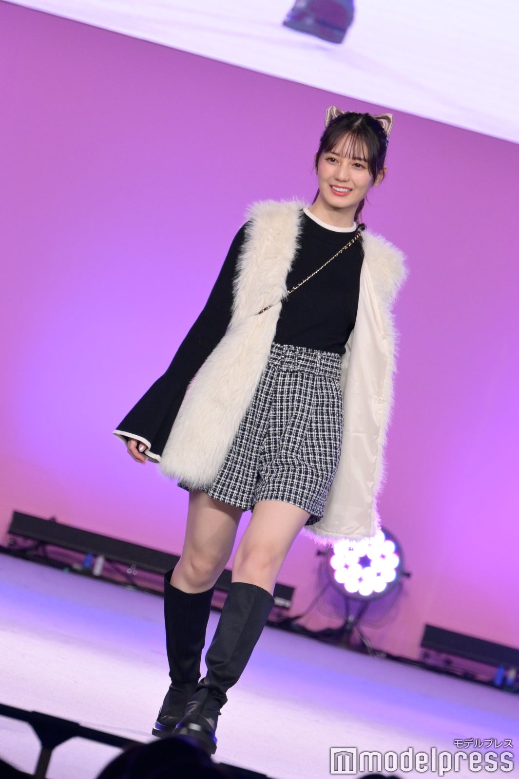 日向坂46小坂菜緒、ミニ丈ボトムスで美脚輝く “猫ポーズ”で会場