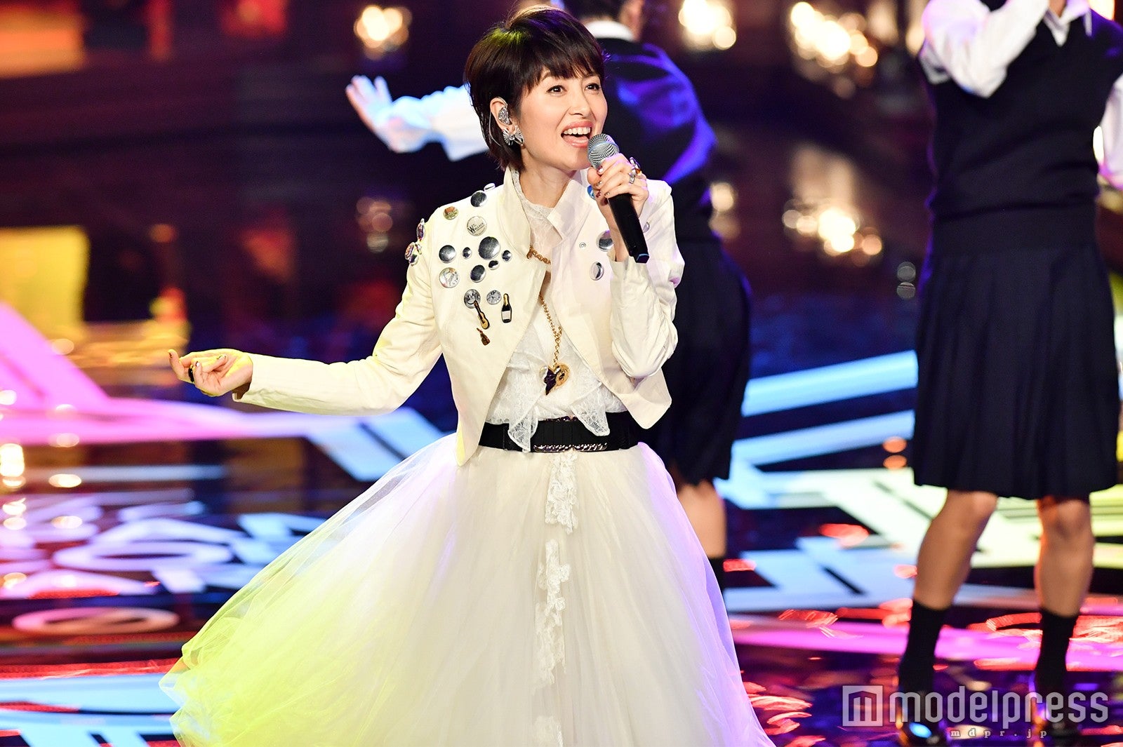 荻野目洋子、登美丘高校ダンス部 （C）モデルプレス