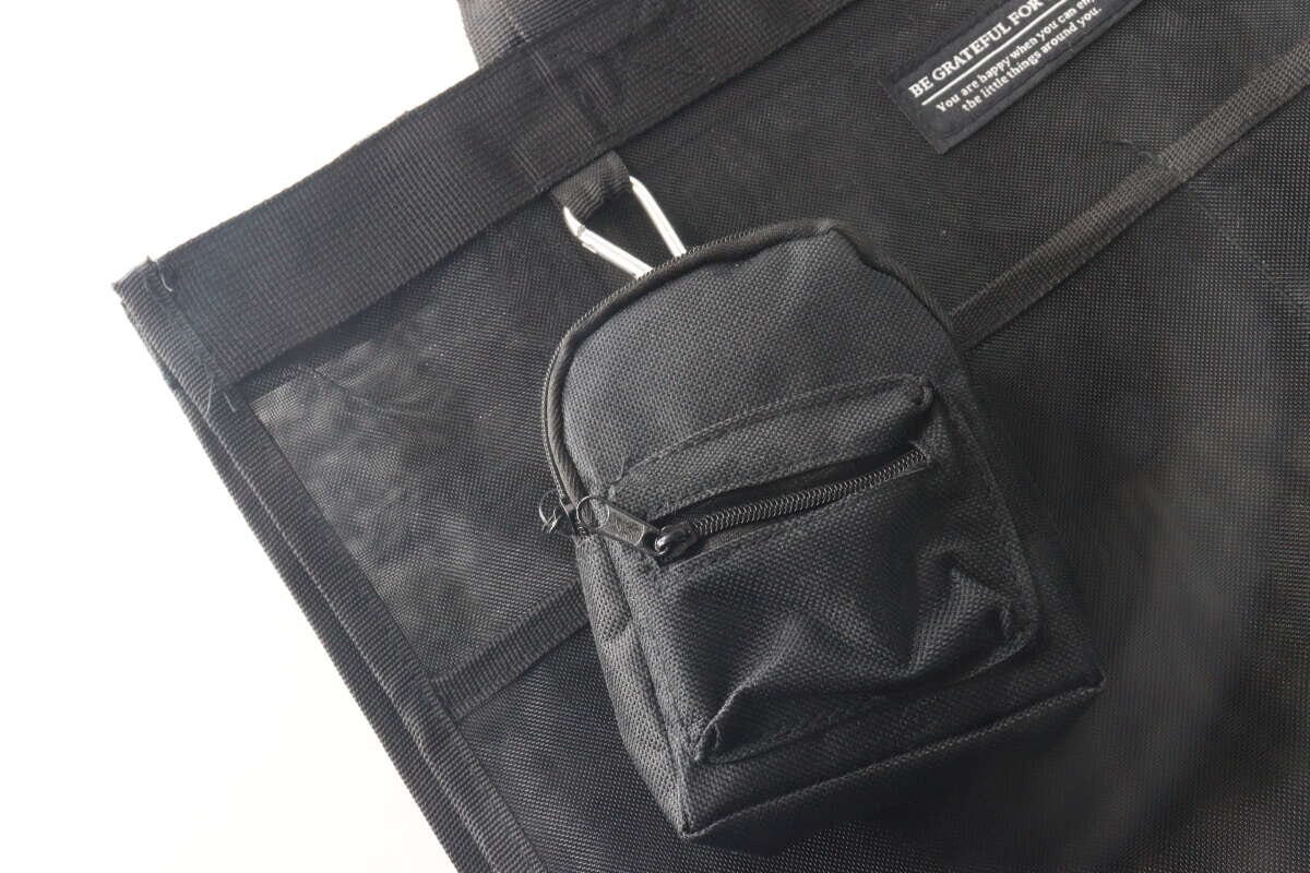 黒いバッグにミニリュックキーホルダーを付けている様子