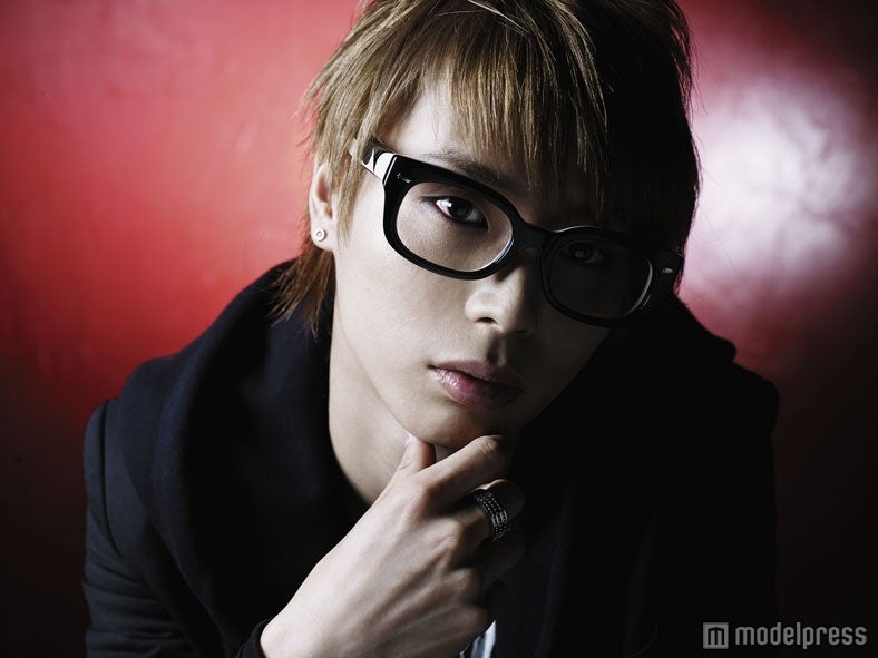 クリスタルボイスを巧みに操る男性シンガー、新作で夢の豪華コラボが実現