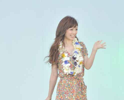 小倉優子、ミニ丈衣装でハワイを満喫